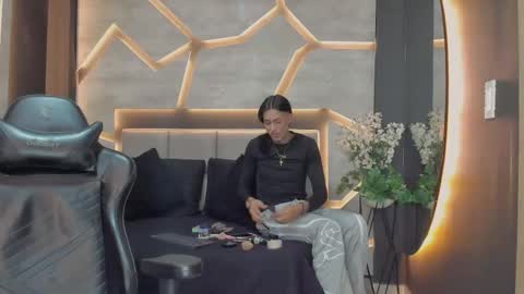 Arohom Lester online show from November 16, 10:15 pm