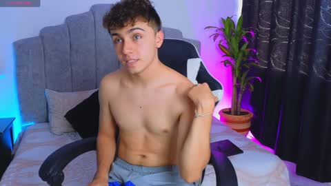 Snapshot of aron__cooper chatting on December 17, 8:21 pm aron__cooper online show from December 17, 8:21 pm