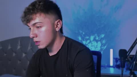 Snapshot of aron__cooper chatting on February 24, 2:30 am aron__cooper online show from February 24, 2:30 am