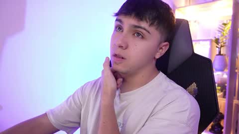 Snapshot of aron__cooper chatting on February 15, 12:18 am aron__cooper online show from February 15, 12:18 am