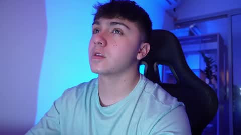 Snapshot of aron__cooper chatting on April 28, 2:27 am aron__cooper online show from April 28, 2:27 am