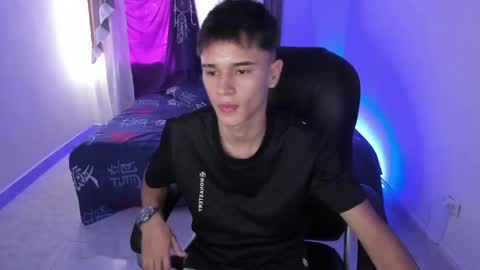 Aaron online show from October 25, 8:14 pm