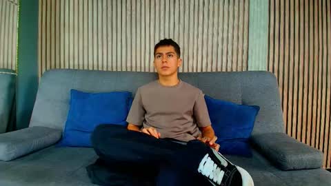 Snapshot of aron_pulse chatting on February 12, 1:39 pm aron_pulse online show from February 12, 1:39 pm