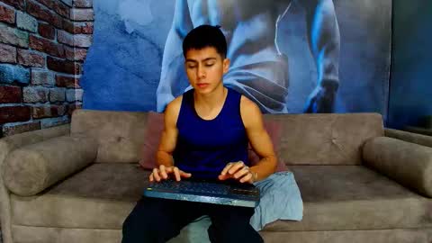 Snapshot of aron_pulse chatting on February 13, 1:51 pm aron_pulse online show from February 13, 1:51 pm