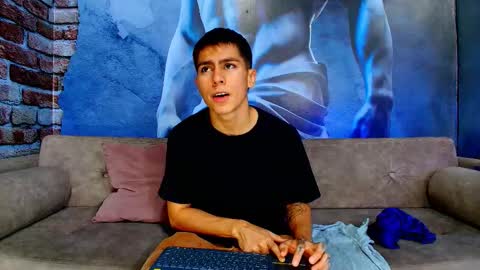 Snapshot of aron_pulse chatting on February 18, 1:40 pm aron_pulse online show from February 18, 1:40 pm