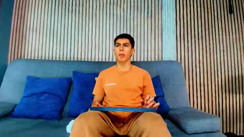 Snapshot of aron_pulse chatting on February 19, 1:18 pm aron_pulse online show from February 19, 1:18 pm