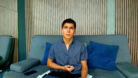 Snapshot of aron_pulse chatting on February 24, 1:20 pm aron_pulse online show from February 24, 1:20 pm