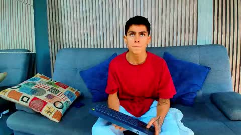 Snapshot of aron_pulse chatting on February 26, 1:32 pm aron_pulse online show from February 26, 1:32 pm