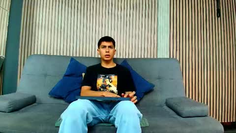 Snapshot of aron_pulse chatting on March 4, 1:28 pm aron_pulse online show from March 4, 1:28 pm