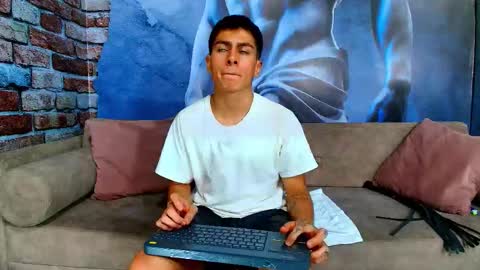 Snapshot of aron_pulse chatting on March 7, 7:33 pm aron_pulse online show from March 7, 7:33 pm