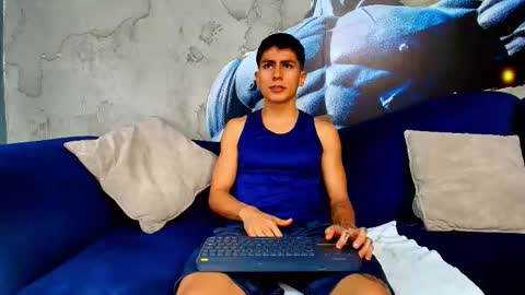 Snapshot of aron_pulse chatting on March 12, 1:28 pm aron_pulse online show from March 12, 1:28 pm