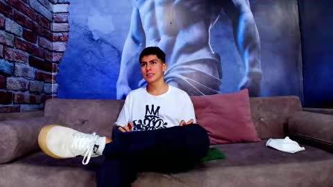 Snapshot of aron_pulse chatting on March 13, 1:51 pm aron_pulse online show from March 13, 1:51 pm