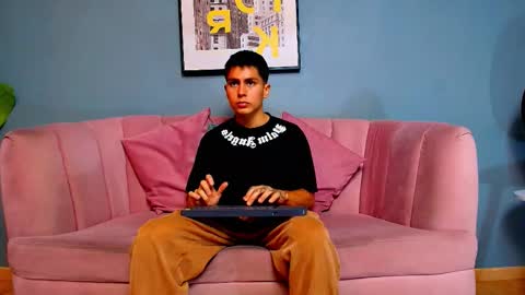 Snapshot of aron_pulse chatting on March 16, 1:26 pm aron_pulse online show from March 16, 1:26 pm