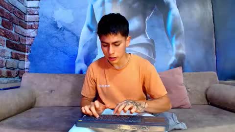 Snapshot of aron_pulse chatting on March 20, 8:03 pm aron_pulse online show from March 20, 8:03 pm