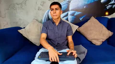 Snapshot of aron_pulse chatting on March 28, 1:33 pm aron_pulse online show from March 28, 1:33 pm