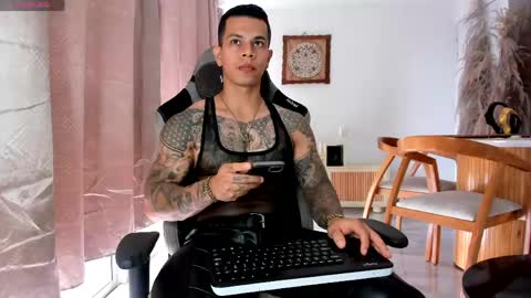 Snapshot of arondark chatting on April 19, 3:33 pm DarkMaster online show from April 19, 3:33 pm