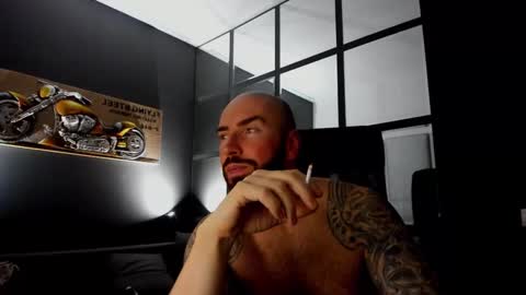 Snapshot of arongrant chatting on December 4, 10:46 am AronGrant online show from December 4, 10:46 am
