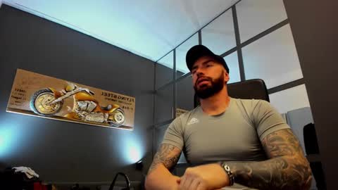 Snapshot of arongrant chatting on December 6, 9:43 am AronGrant online show from December 6, 9:43 am
