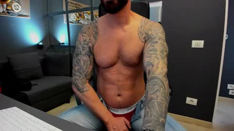 Snapshot of arongrant chatting on December 9, 11:04 am AronGrant online show from December 9, 11:04 am