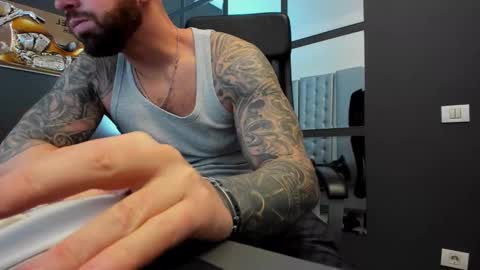 Snapshot of arongrant chatting on December 13, 11:02 am AronGrant online show from December 13, 11:02 am