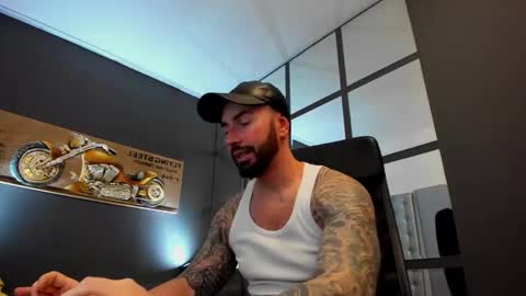 Snapshot of arongrant chatting on December 16, 11:33 am AronGrant online show from December 16, 11:33 am