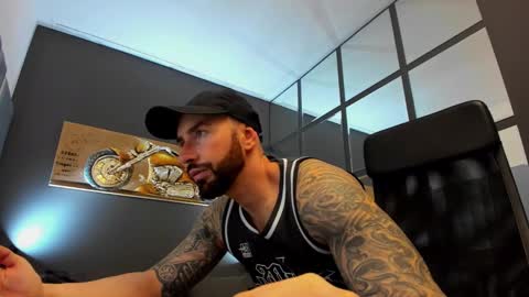 Snapshot of arongrant chatting on December 19, 10:13 am AronGrant online show from December 19, 10:13 am