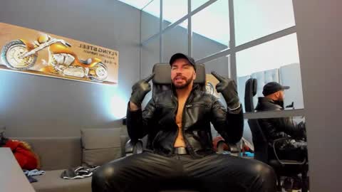 Snapshot of arongrant chatting on December 21, 9:23 am AronGrant online show from December 21, 9:23 am