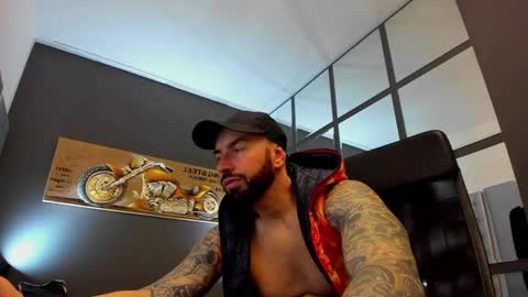 Snapshot of arongrant chatting on January 7, 9:07 am AronGrant online show from January 7, 9:07 am