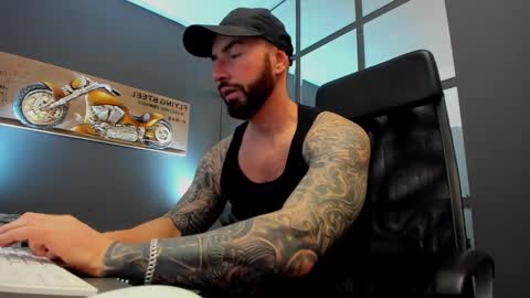 Snapshot of arongrant chatting on January 22, 9:24 am AronGrant online show from January 22, 9:24 am