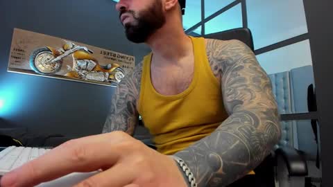 Snapshot of arongrant chatting on February 1, 8:29 am AronGrant online show from February 1, 8:29 am