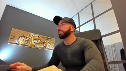 Snapshot of arongrant chatting on February 4, 12:00 pm AronGrant online show from February 4, 12:00 pm