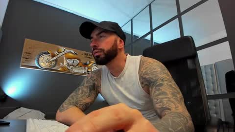 Snapshot of arongrant chatting on February 17, 9:24 am AronGrant online show from February 17, 9:24 am
