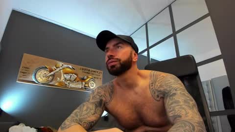 Snapshot of arongrant chatting on February 18, 9:10 am AronGrant online show from February 18, 9:10 am