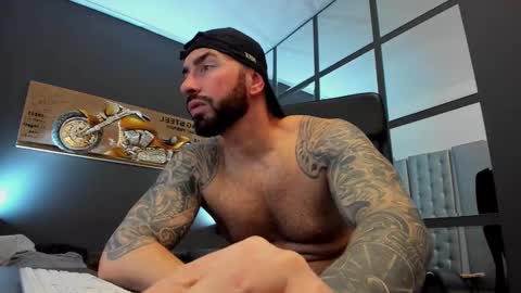 Snapshot of arongrant chatting on February 19, 8:44 am AronGrant online show from February 19, 8:44 am