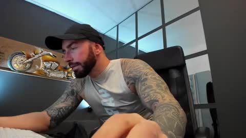 Snapshot of arongrant chatting on February 20, 10:16 am AronGrant online show from February 20, 10:16 am