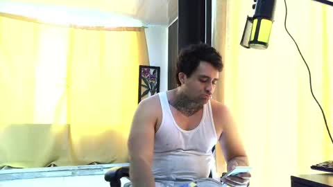 Snapshot of aronmiller404 chatting on June 4, 1:39 pm aronmiller online show from June 4, 1:39 pm