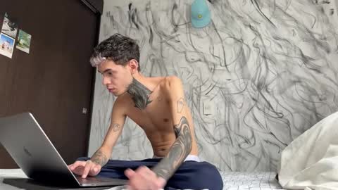   online show from March 28, 11:21 am