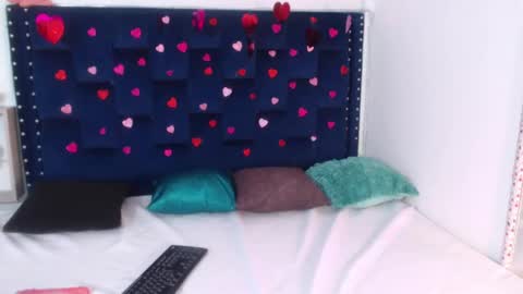 Snapshot of artemiza_love_ chatting on February 13, 6:27 pm artemiza online show from February 13, 6:27 pm
