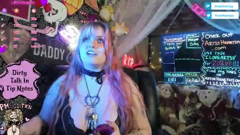 ArtsyHeartsyy online show from January 13, 3:01 am