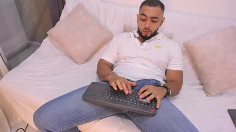 arturguy01 online show from February 2, 12:09 am