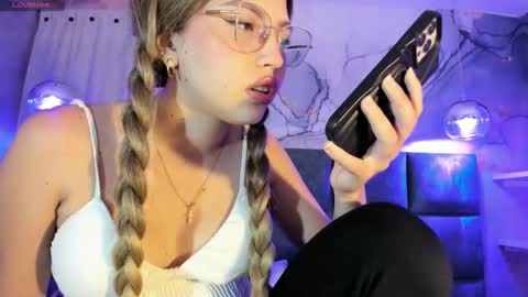 Snapshot of ary1_ chatting on October 3, 3:47 am Ary online show from October 3, 3:47 am