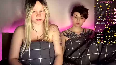 Snapshot of arya_stark7 chatting on December 30, 5:15 am Arya brunett and Cassie blond online show from December 30, 5:15 am