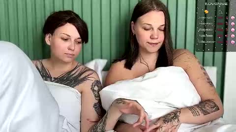 Snapshot of arya_stark7 chatting on September 15, 8:03 am Arya brunett and Cassie blond online show from September 15, 8:03 am