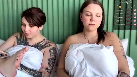 Snapshot of arya_stark7 chatting on September 20, 9:43 am Arya brunett and Cassie blond online show from September 20, 9:43 am