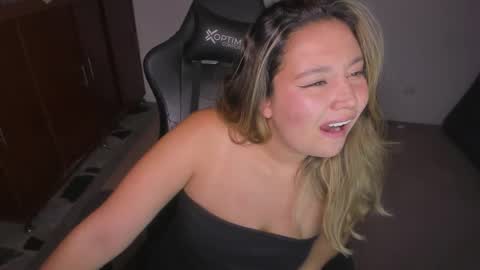 ash_smith1 online show from November 14, 9:57 pm