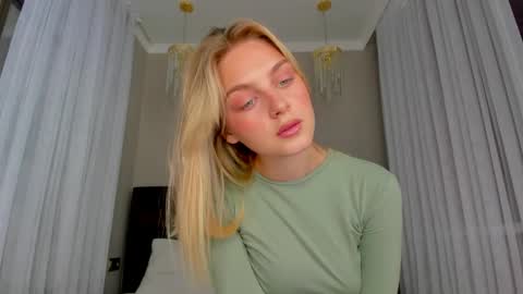 your pretty Ashley online show from May 25, 10:54 am