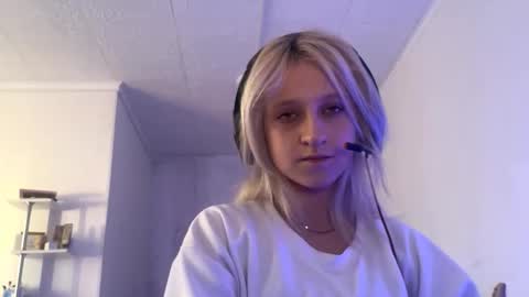 Snapshot of ashelyparcell chatting on December 2, 7:36 am July online show from December 2, 7:36 am