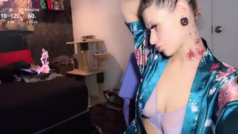 Snapshot of ashenroe chatting on February 12, 12:00 pm ashenroe online show from February 12, 12:00 pm