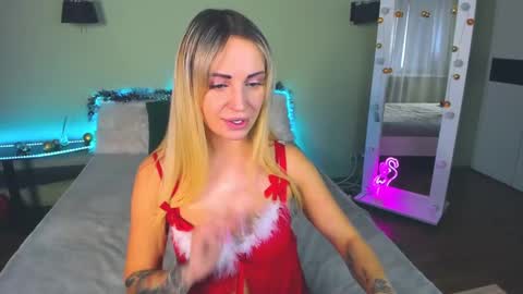 Snapshot of ashley_crashly chatting on December 25, 7:35 am Alina online show from December 25, 7:35 am