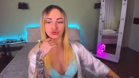 Snapshot of ashley_crashly chatting on January 27, 9:34 am Alina online show from January 27, 9:34 am